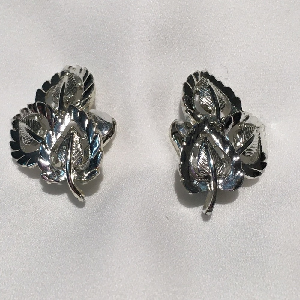 Vintage 1950s Coro three leaf clip on earrings